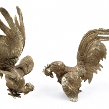 זוג פסלי תרנגולים עשויים מתכת מצופה כסף