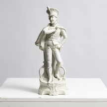 'קצין בלבן' - פסל חרסינה מעוטר בזהב, 1890-1910 בקירוב