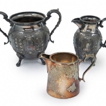 שלושה כלי מתכת עתיקים (פיוטר ופליז) מצופים כסף, שני הקטנים חתומים