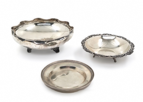 שלושה כלי כסף שונים, יצרנים ודגמים שונים, שלושתם חתומים