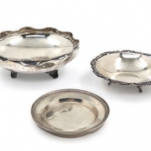 שלושה כלי כסף שונים, יצרנים ודגמים שונים, שלושתם חתומים