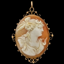 תליון עתיק עשוי זהב משובץ מדליון קמיאו אובלי עשוי צדף