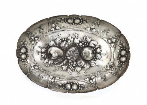 קערת כסף אובאלית יפה ומרשימה עשויה כסף '800' (חתומה) ומעוטרת עיטורי בלט