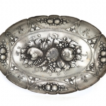 קערת כסף אובאלית יפה ומרשימה עשויה כסף '800' (חתומה) ומעוטרת עיטורי בלט