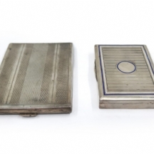 שתי קופסאות כסף עתיקות לטבק וסיגריות, חתומות, הפנים בשתיהן מצופה זהב