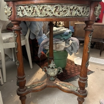 זוג שולחנות גרידון (Gueridon table) בסגנון עתיק עשויים עץ התקני מתכת,