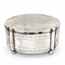 קופסת כסף פולנית עתיקה ומעוטרת לסוכר (יכולה לשמש גם לאתרוג), עשויה כסף וחתומה