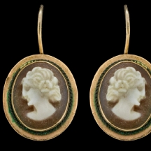 זוג עגילים עתיקים עשויים זהב משובצים מדליוני קמיאו