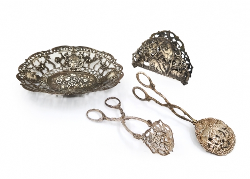 ארבעה כלי כסף, יצרנים ודגמים שונים