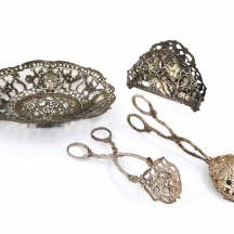 ארבעה כלי כסף, יצרנים ודגמים שונים