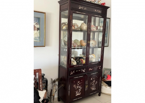 ויטרינה סינית מרשימה ויפה עשויה עץ משובצת פיסות אם הפנינה,