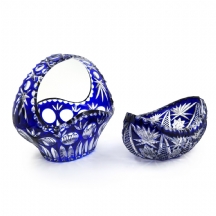 שני כלי קריסטל צ'כים, עשויים קריסטל מרובד בכחול על שקוף, מעוטרים