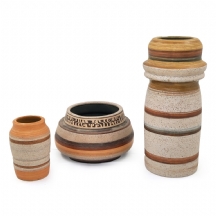 שלושה כלי קרמיקה ישראלים מתוצרת ברור חיל, מעוטרים וחתומים