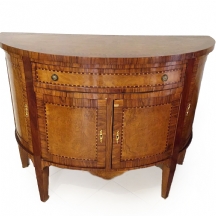 רהיט עתיק ויפה מעוטר בשיבוץ פרקטרי (Parquetry)