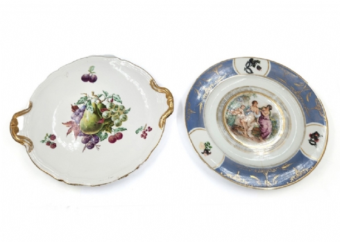 שתי צלחות פורצלן, אחת מהם מתוצרת 'רוזנטל' (Rosenthal)