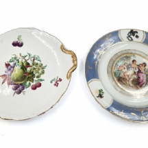 שתי צלחות פורצלן, אחת מהם מתוצרת 'רוזנטל' (Rosenthal)