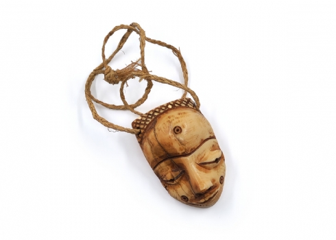 תליון מסכת פנים (Gikhokho Mask) של אנשי הפנדה (Pende people) מקונגו (Congo)