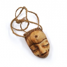 תליון מסכת פנים (Gikhokho Mask) של אנשי הפנדה (Pende people) מקונגו (Congo)
