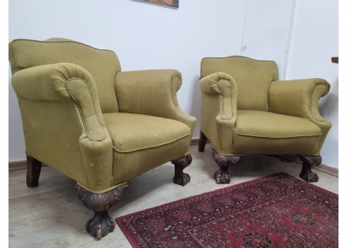 זוג כורסאות עתיקות עשויות עץ מגולף בעבודת יד וריפוד בד