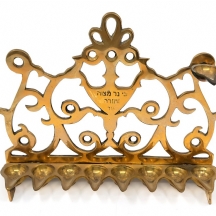 חנוכייה בסגנון סלוניקי יוון, עשויה מיקשת פליז יצוק