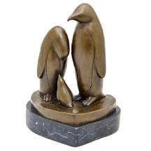 פסל ברונזה בדמות צמד פינגווינים