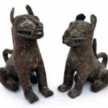 זוג פסלים אפריקאים בדמות פנתרים יושבים, עשויים עבודת בנין.