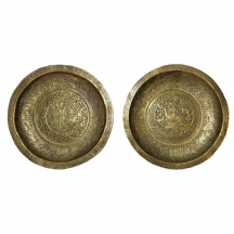 זוג צלחות עתיקות עשויות פליז מרוקע בעבודת יד, אירן, המאה ה-19