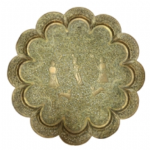 מגש הודי עתיק מהמאה ה-19, כפי הנראה מאזור קשמיר, עשוי פליז מרוקע ומנוסר ביד