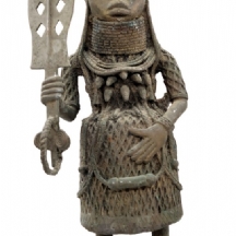 פסל אפריקאי גדול מאסיבי וכבד בדמות לוחם, עשוי 'עבודת בנין', סמני קורוזיה