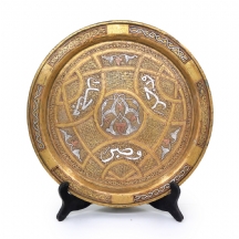 צלחת איסלמית עשויה פליז ומעוטרת בשיבוץ 'עבודת דמשק'