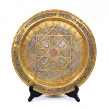 צלחת איסלמית עשויה פליז ומעוטרת בשיבוץ 'עבודת דמשק'