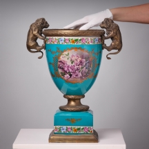 אגרטל גדול ומרשים בסגנון עתיק, עשוי חרס מעוטר באמייל על רקע בגוון טורקיז