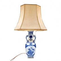 מנורה שולחנית - הבסיס (הרגל) עשויה פורצלן סיני מעוטר בעבודת יד בכחול קובלט
