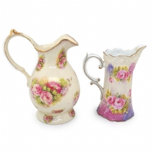 שני קנקנים עשויים פורצלן, יצרנים ודגמים שונים, מעוטרים בהדפסים פרחוניים וחתומים