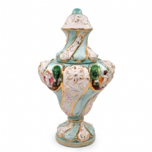 כד חרסינה איטלקי ומכסה תואם, מעוטר בצביעת יד וחתום, המחצית השנייה של המאה העשרים