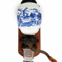 מטחנת קפה הולנדית לקיר, עשויה ברזל, פורצלן ועץ