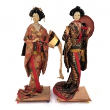 זוג בובות גיישה יפניות עשויות בד, פורצלן ועץ