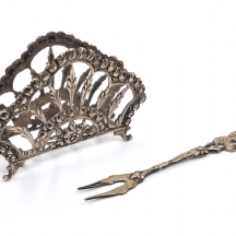 שני כלי כסף, מחזיק מפיות תוצרת הצורפים (Hazorfim) ומזלג פירות