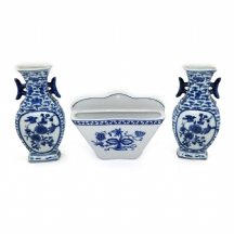 שלושה כלי פורצלן לתליה על הקיר,