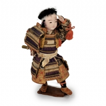 בובה יפנית עתיקה בדמות לוחם סמוראי מסוג Hina Ningyo – מאמצע המאה ה-19