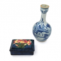 שני כלי קרמיקה הכוללים קופסה שולחנית אנגלית עתיקה ואגרטל פורצלן סיני