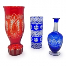 שלושה כלי קריסטל מעוטרים בליטוש מסוג Cut to Clear