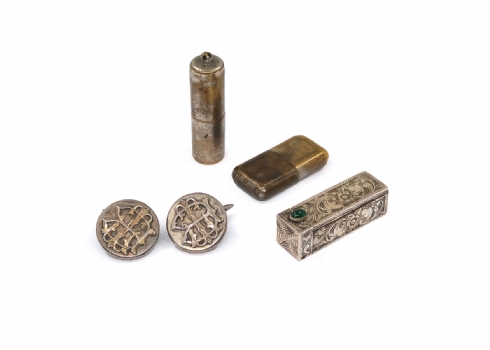 4 חפצי כסף: חפתי כסף, קייס שפתון של גוצי' ושני מצתים