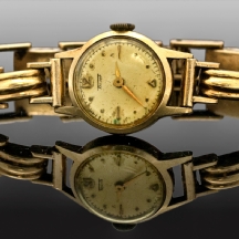 שעון יד לאישה עשוי זהב