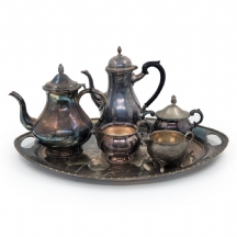 ששה כלים שונים עשויים מתכת מצופים כסף, רובם חתומים