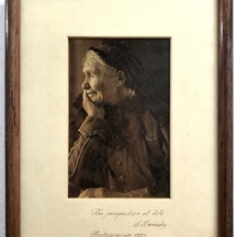 גלויה עתיקה של הצלם הנודע שלמה נרינסקי (Shlomo Narinsky) של אישה מבוגרת בפרופיל