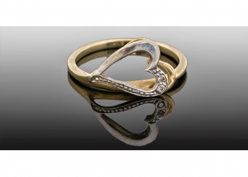 טבעת עשויה זהב צהוב ולבן משובצת יהלומים