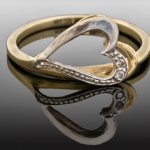 טבעת עשויה זהב צהוב ולבן משובצת יהלומים