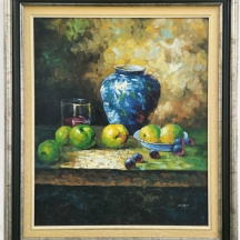 'טבע דומם עם כד פורצלן ותפוחים ירוקים' - ציור שמן על בד, חתום