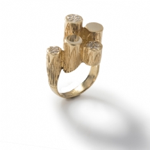 טבעת מעוצבת בדגם 'גלילים בגבהים שונים'